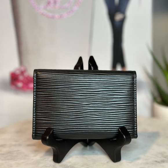 Louis Vuitton Black Epi 6 Key Holder - Picture 5 of 14